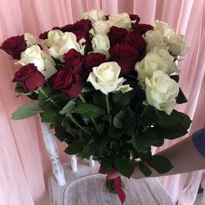 21 троянда червона та біла у Львові фото