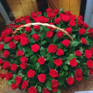 101 червона троянда в кошику у Львові фото
