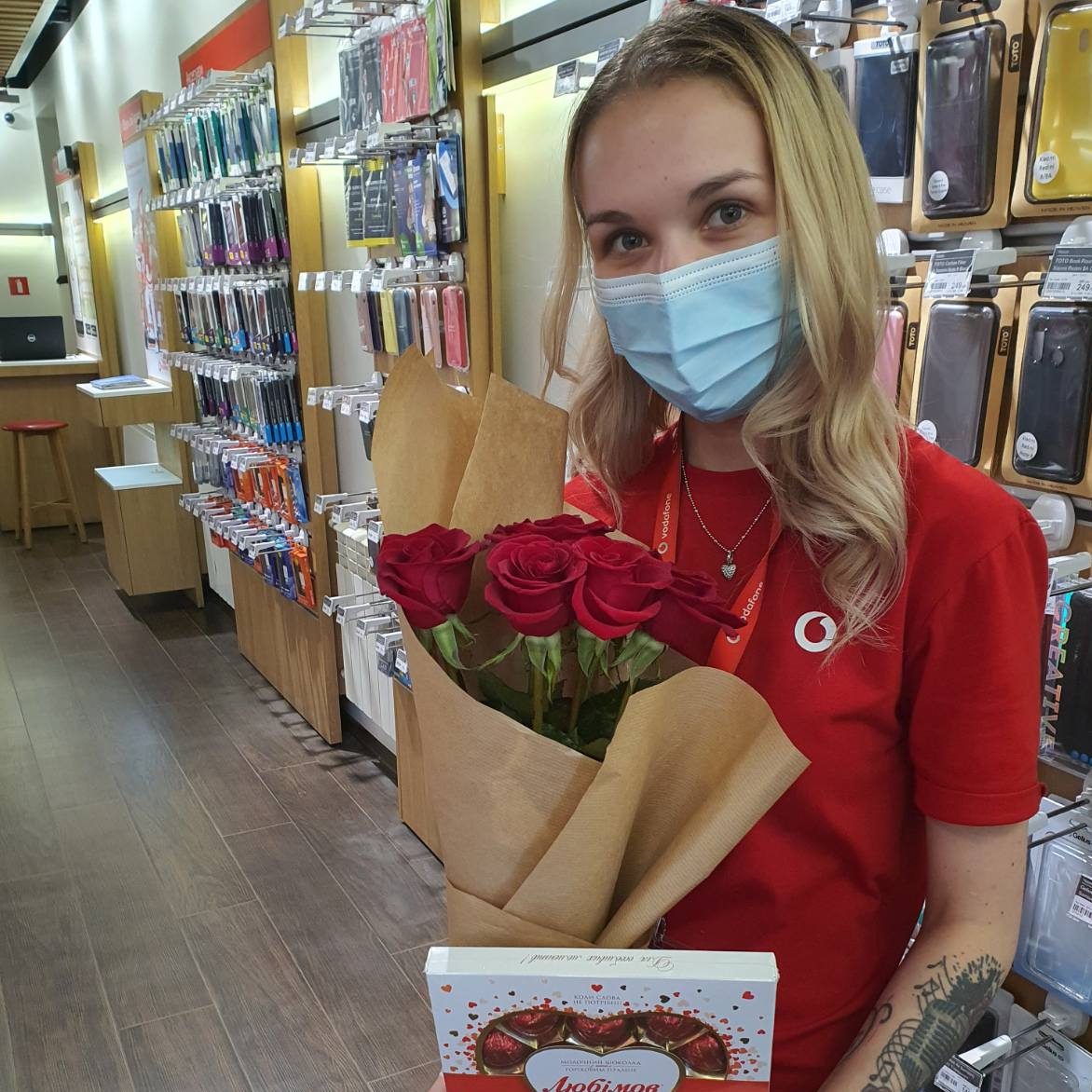 Букет 7 красных роз и конфеты во Львове - фото