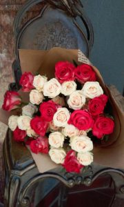 букет кремових і червоних троянд у Львові фото