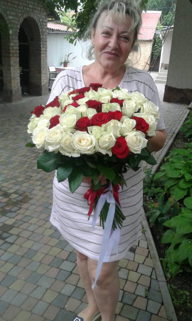 живе фото товару "51 червона та біла троянда"