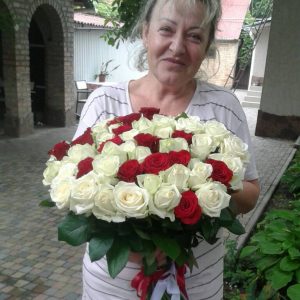 Фото товару 51 червона та біла троянда