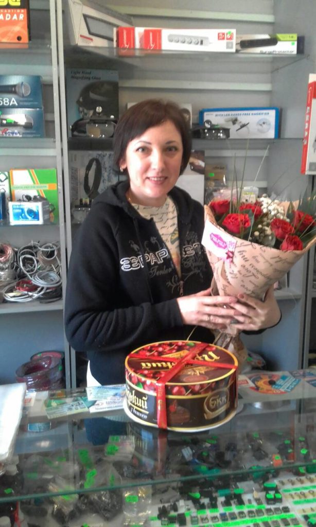 живе фото товару "7 красных роз с конфетами"