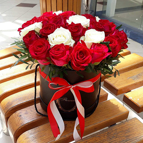 33 розы в шляпной коробке во Львове - фото