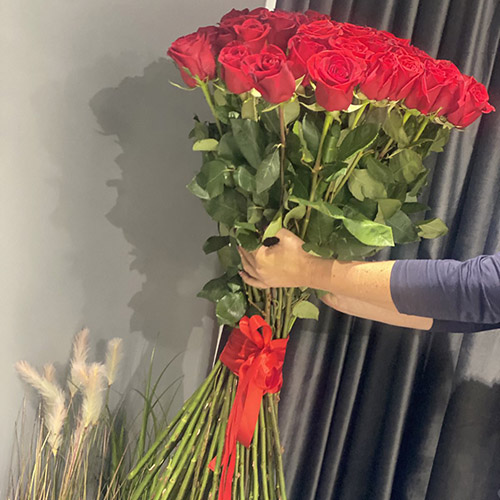 букет червоних голландських троянд у Львові фото