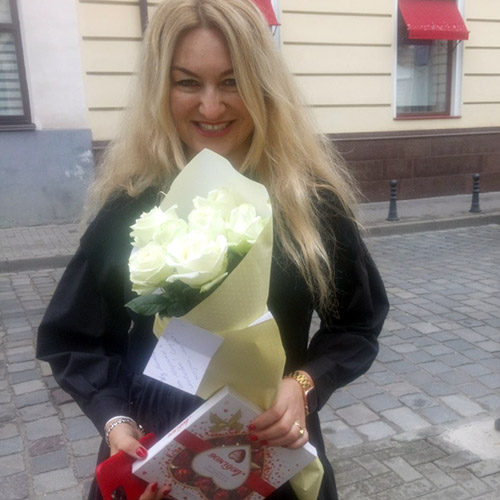 7 белых роз и коробка конфет с доставкой во Львове - фото