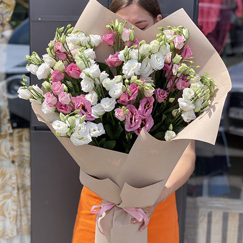 букет белых и розовых эустом во Львове - фото