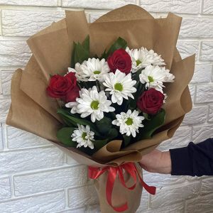 три троянди і былі хризантеми у Львові фото