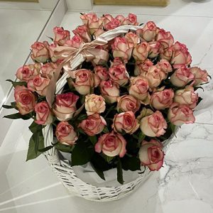51 рожева троянда в кошику у Львові фото
