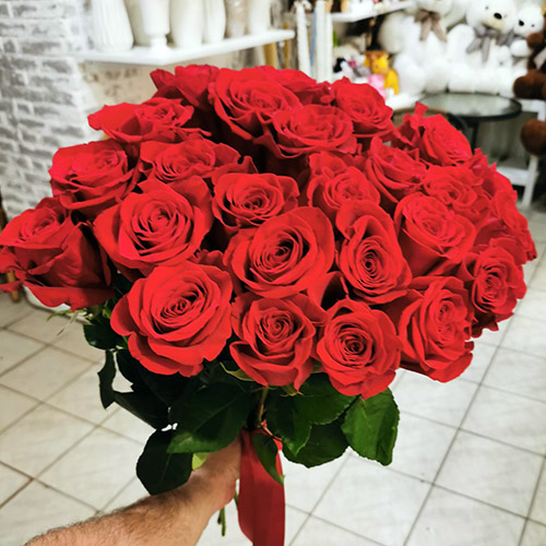 35 красных роз во Львове - фото