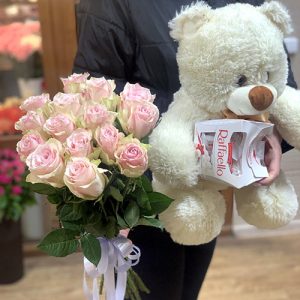 Ведмедик, рожеві троянди та цукерки фото подарунку