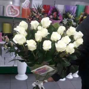 15 білих троянд