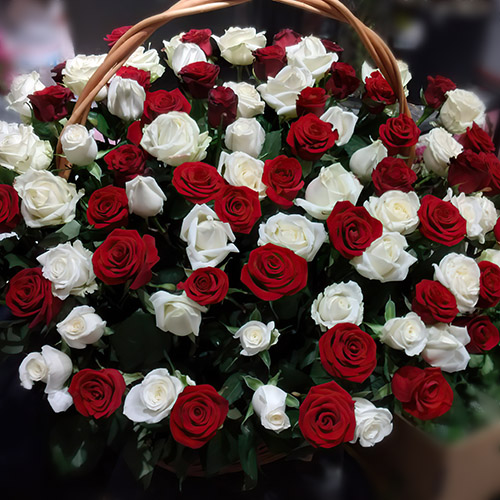 Фото товара Корзина красных и белых роз у Львові