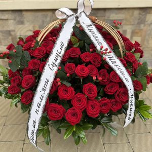 большая траурная корзина 100 красных роз во Львове фото