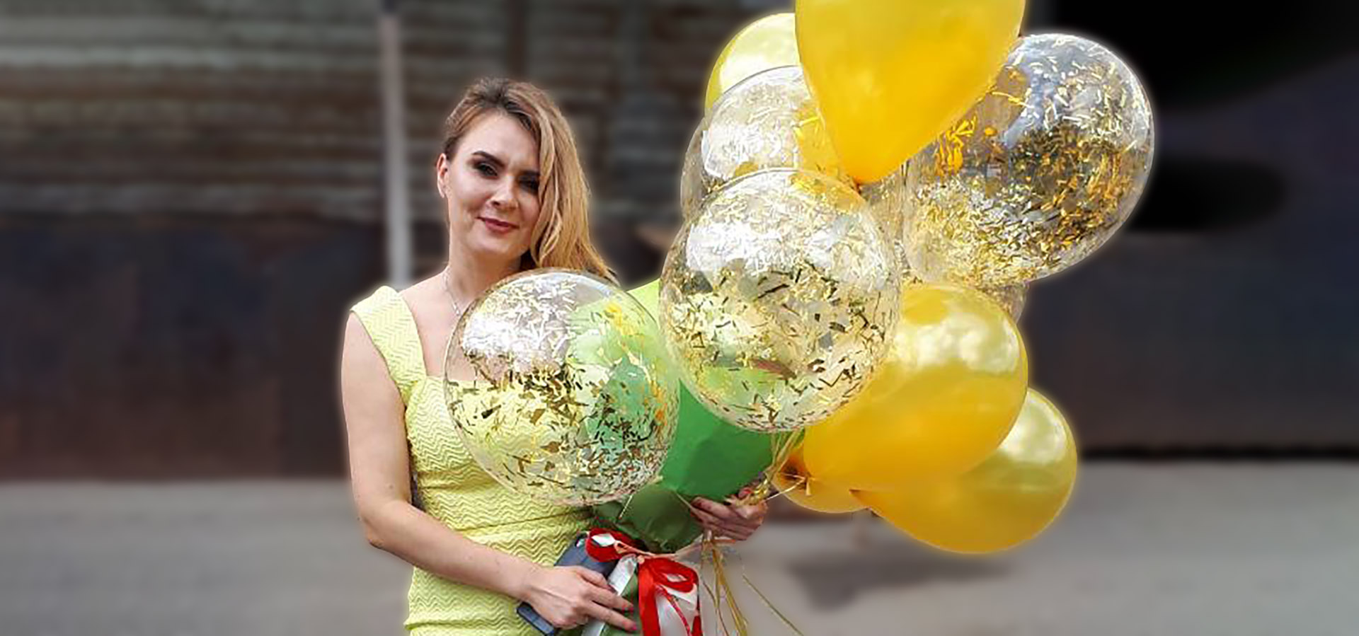 цветы и воздушные шарики для ее улыбки