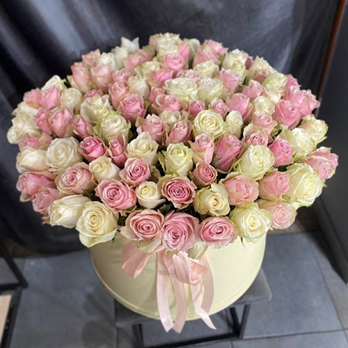 букет білих і рожевих троянд в коробці фото