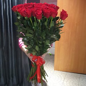 25 високих імпортних троянд у Львові фото