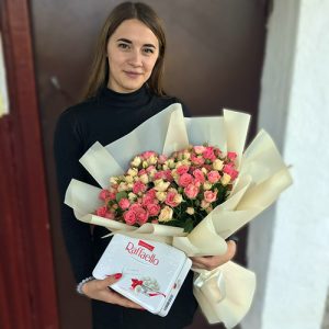 фото букета з кущових троянд у Львові
