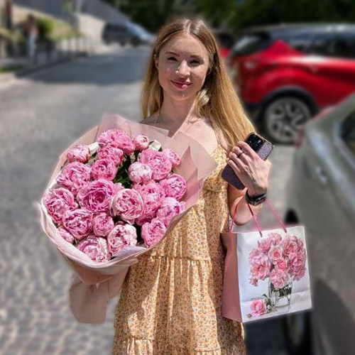 девушка с пышным букетом розовых пионов фото