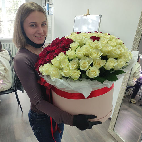 фото товару букет червоних та білих троянд у формі інь-ян у коробці